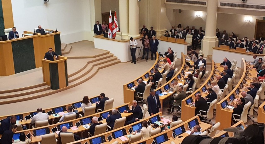 პრემიერ-მინისტრის პარლამენტში გამოსვლას დეპუტატები აფასებენ