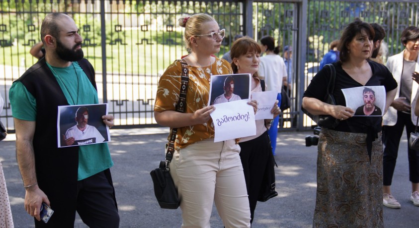 „მედიის ადვოკატირების კოალიციის“ ორგანიზებით საქართველოს გენერალურ პროკურატურასთან აქცია გაიმართა