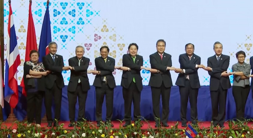 წლევანდელ ASEAN-ის შეკრებას იაპონიის, ჩინეთისა და სამხრეთ კორეის წარმომადგენლები დაესწრნენ