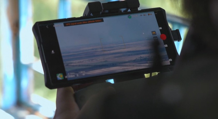 უკრაინელი ჯარისკაცები რუსული ძალების პოზიციებს დრონებით აკვირდებიან