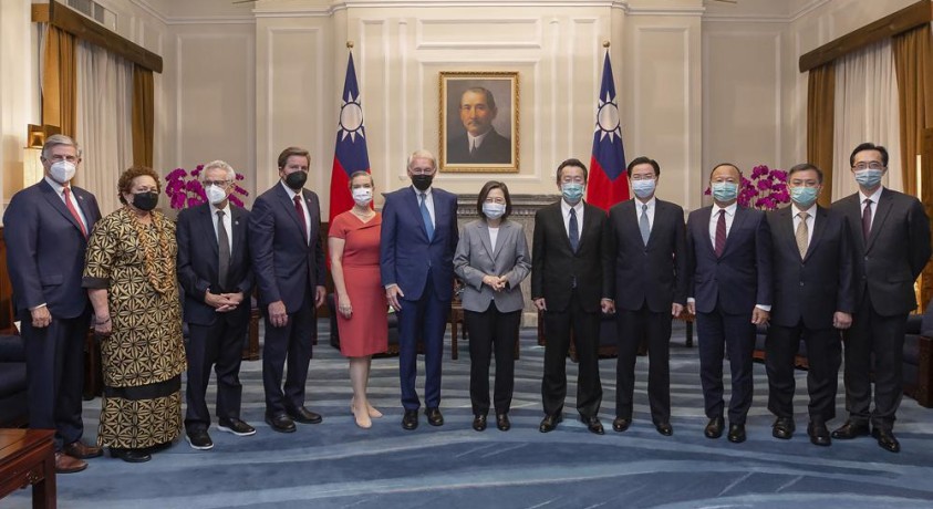 ტაივანში ამერიკელი კონგრესმენები ჩავიდნენ