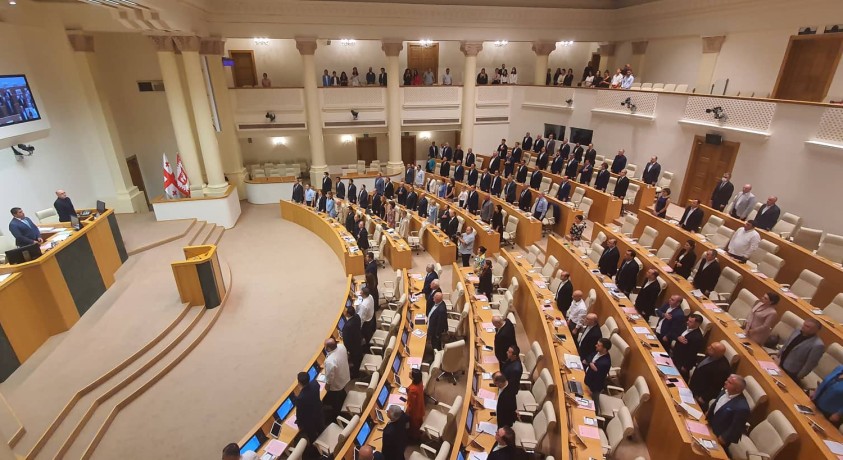 პარლამენტში საშემოდგომო სესია პოლიტიკური ურთიერთბრალდებებით გაიხსნა