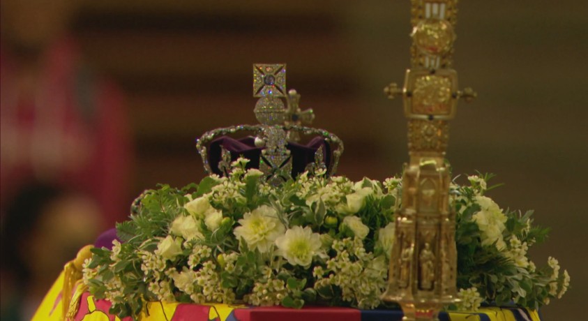 ათასობით ადამიანი ლონდონის ქუჩებში რიგში დგას, რომ დედოფლის ხსოვნას პატივი მიაგოს