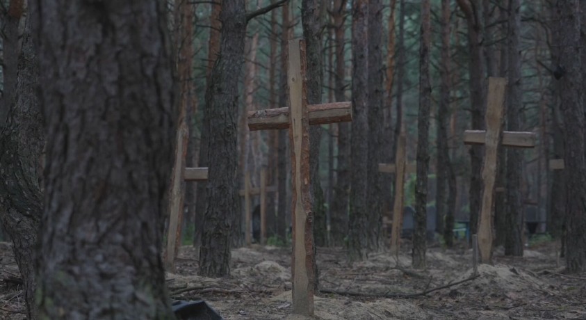 უკრაინელმა სამხედროებმა იზიუმის ტყეში მასობრივი სამარხი აღმოაჩინეს