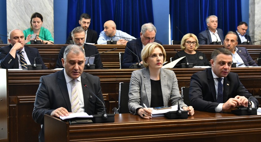 რატომ ცვლის პარლამენტი “მაუწყებლობის შესახებ კანონს”, რასაც მოწინააღმდეგები ჰყავს