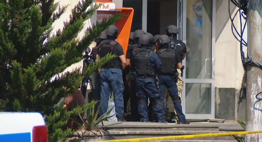 ბანკზე თავდამსხმელი დაკავებულია, მძევლები კი გათავისუფლებულნი არიან