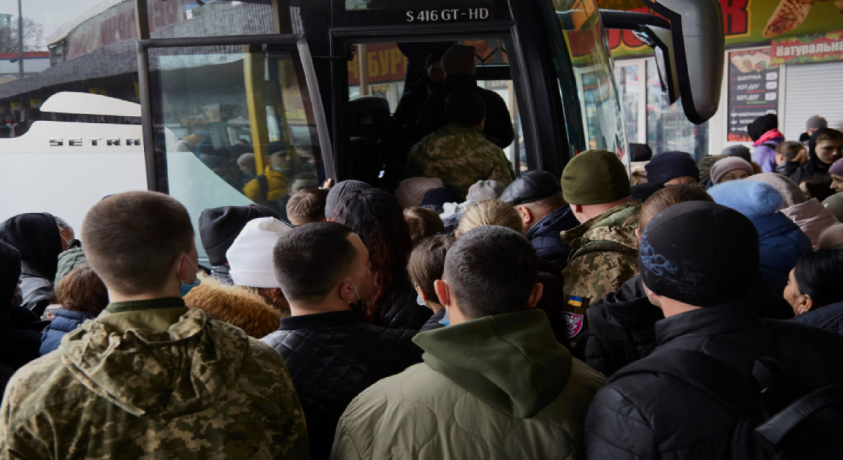 ომში გაწვეული ახალგაზრდები ოჯახის წევრებს ემშვიდობებიან