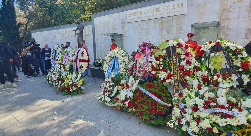 სოხუმის დაცემის დღეს გმირთა მემორიალი გვირგვინებით შეამკეს