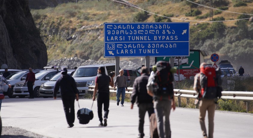 რიგები ლარსზე – პოლიტიკოსების შეფასებები საქართველოში