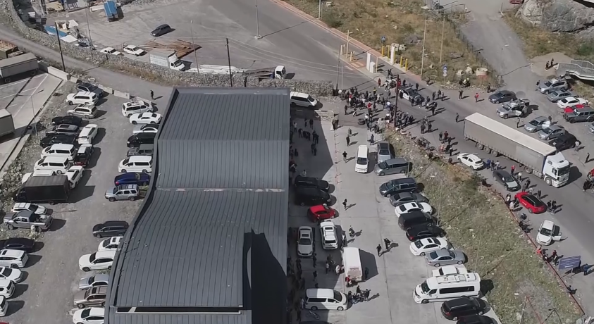 ლარსზე რუსეთის მოქალაქეების ნაკადი არ წყდება