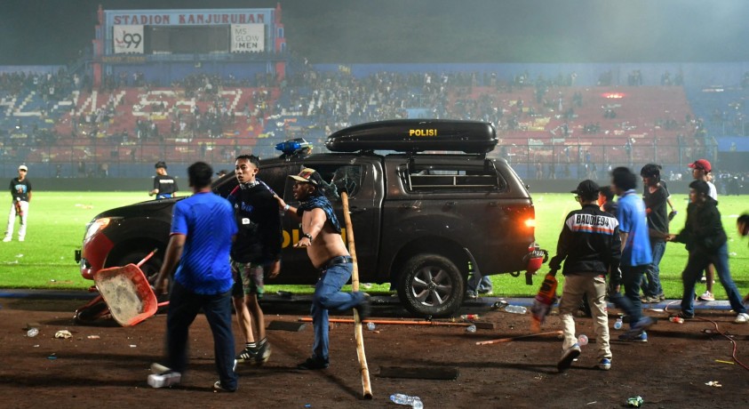 ინდონეზიაში საფეხბურთო მატჩის შემდგომ ჭყლეტისას 125 ადამიანი დაიღუპა