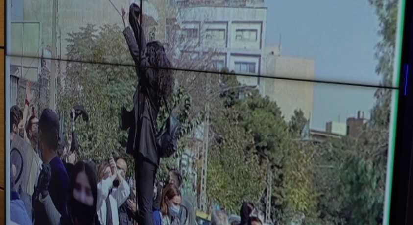 სკოლის მოსწავლეების პროტესტი – ირანში ქალები თავსაბურავის მოხსნას აგრძელებენ