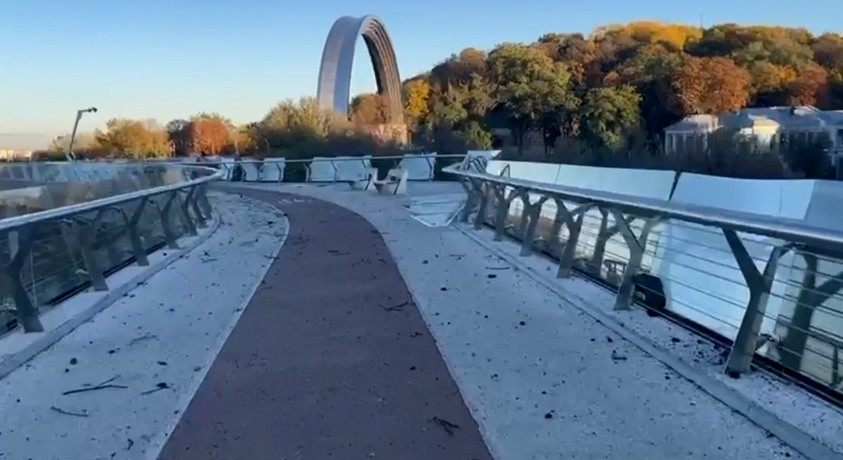 კიევის მერმა სარაკეტო იერიშის შედეგად დაზიანებული ხიდი მოინახულა