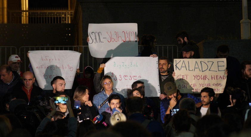 „არა სიკვდილით სავსე ქალაქს“ – საპროტესტო აქცია პარლამენტთან