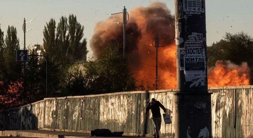 კიევში „კამიკაძე“ დრონების თავდასხმას მსხვერპლი მოჰყვა