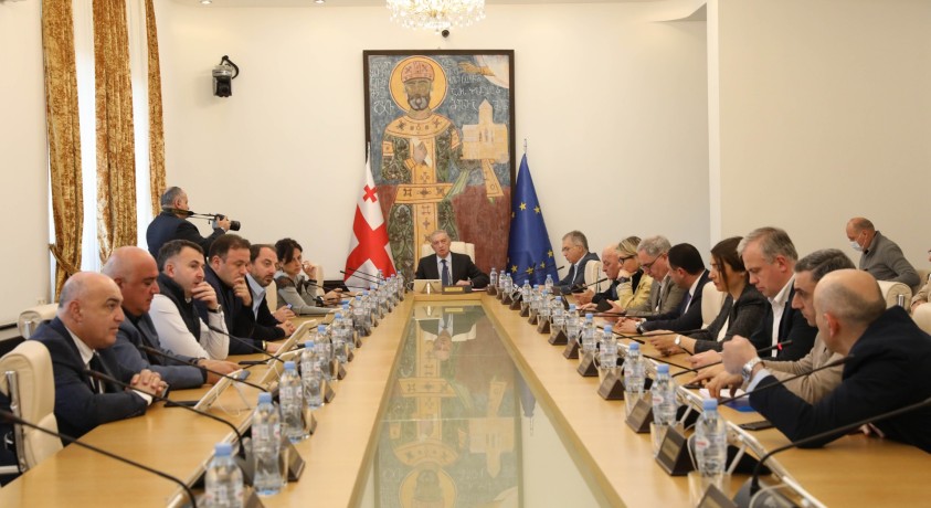 სასამართლო რეფორმის პაკეტი დეპუტატებმა ბიუროზე წარადგინეს