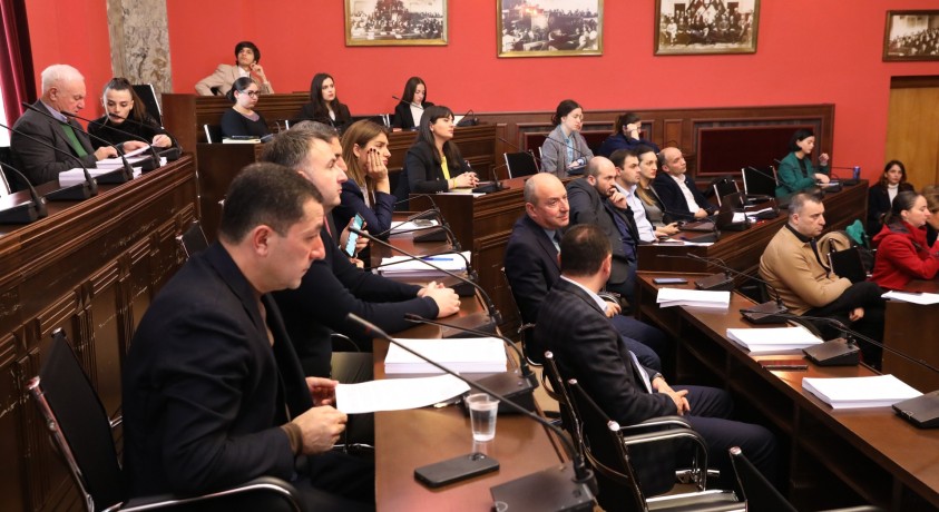 პარლამენტში კანონპროექტი „დეოლიგარქიზაციის შესახებ” მეორე მოსმენით განიხილეს