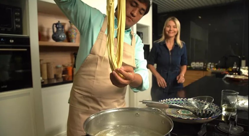 უზბეკი შეფმზარეული უზბეკური პოპულარული კერძის „ჩუზმა ლაგმანის“ მომზადებას გასწავლით