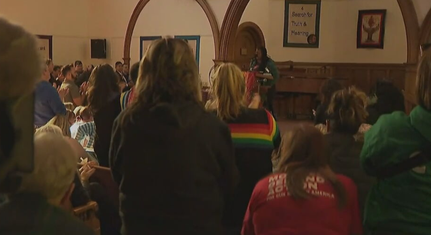 კოლორადოს ეკლესიაში კლუბში სროლის შედეგად დაღუპულების ხსოვნას პატივი მიაგეს