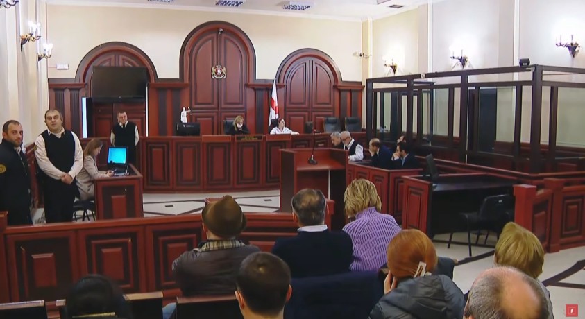 მიხეილ სააკაშვილის დაცვის მხარეს მიაჩნია, რომ მოსამართლემ სხდომა პოლიტიკური მოტივით გადადო