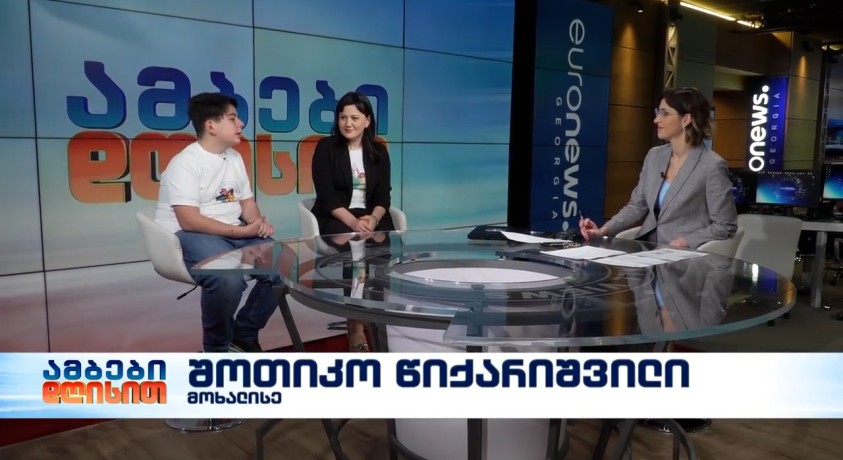 მოხალისეთა დღე – ორგანიზაცია ,,ჰელფინგ ჰენდი”-ს ხელმძღვანელი, თინათინ მესხი და მოხალისე, შოთიკო წიქარიშვილი