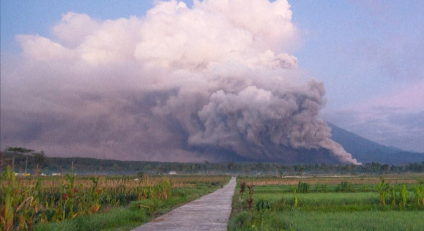 ინდონეზიაში ვულკანი სემერუ ამოიფრქვა