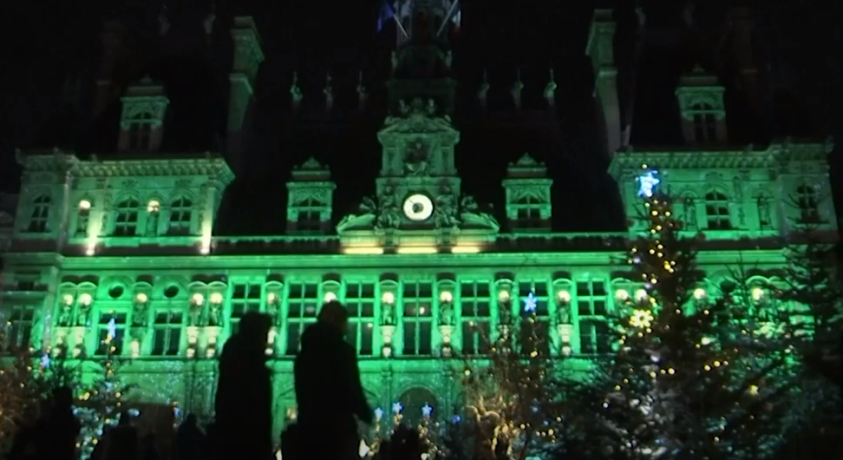 პარიზში, ქალაქის მერიასთან საახალწლო ილუმინაციები მოეწყო