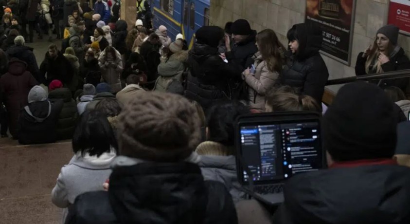 ომი გრძელდება: კიევის მშვიდობიანი მოსახლეობა მეტროს აფარებს თავს