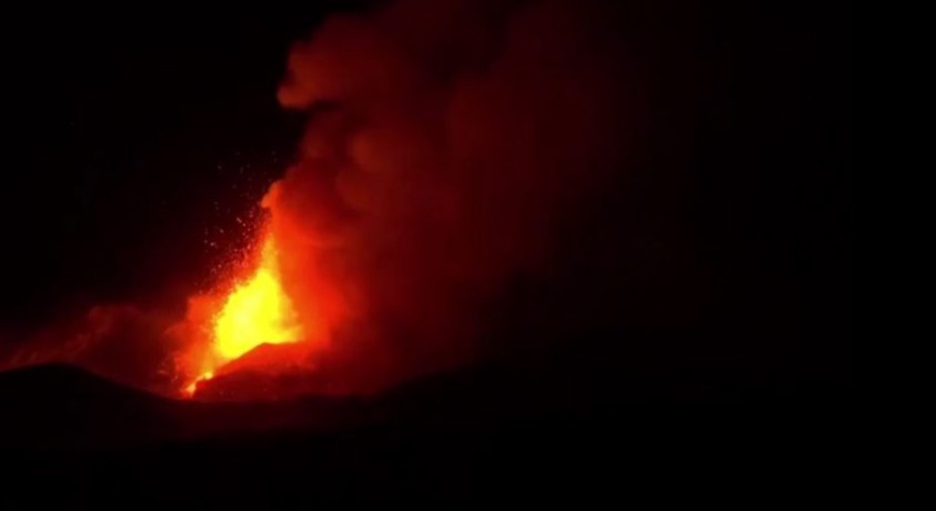 იტალიაში, ქალაქ კატანიაში ვულკანი ეტნა ამოიფრქვა