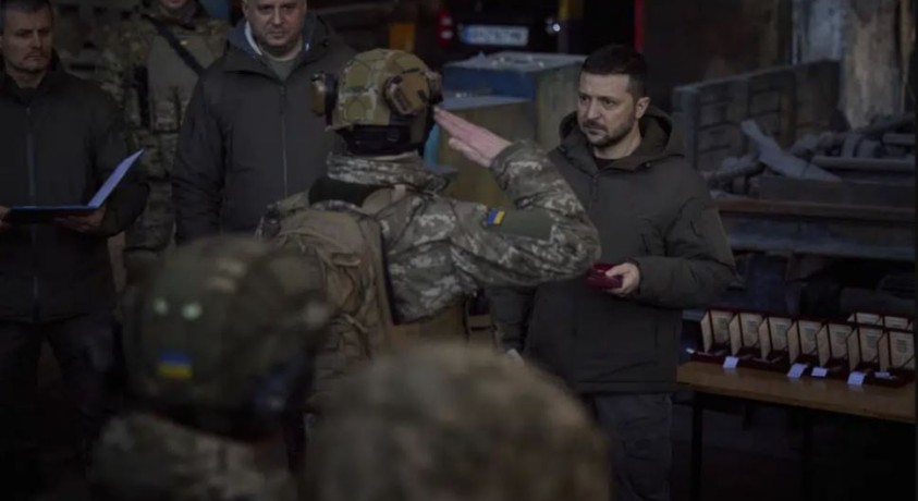 ზელენსკიმ ბახმუტში უკრაინელ სამხედროებს მადლობა პირადად გადაუხადა