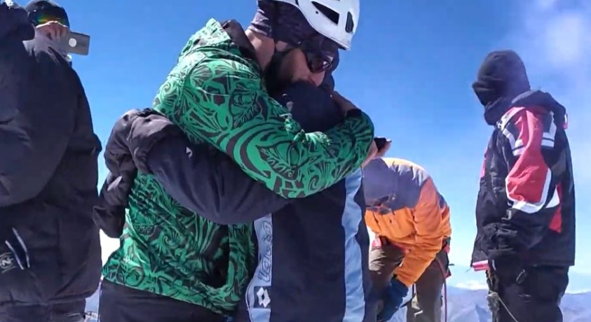 ხელის თხოვნა მყინვარწვერზე