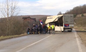 დაძაბულობა განიმუხტა – კოსოვოელი სერბები საზღვარზე ბარიკადებს ხსნიან