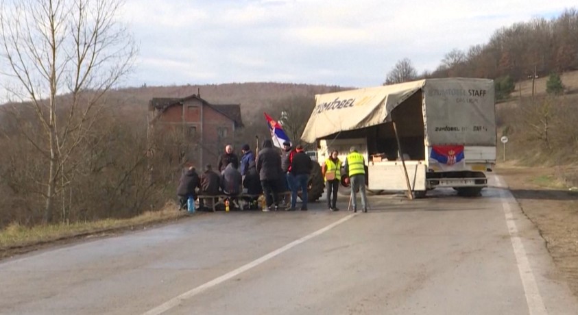 დაძაბულობა განიმუხტა – კოსოვოელი სერბები საზღვარზე ბარიკადებს ხსნიან