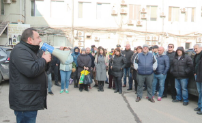 სასწრაფო დახმარების თანამშრომლები ღამეს გადაუდებელი დახმარების ცენტრის შენობასთან გაათევენ