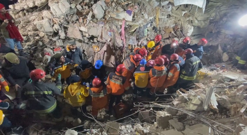 თურქეთში 25 წლის ქალი ნანგრევებიდან 140 საათის შემდეგ ამოიყვანეს