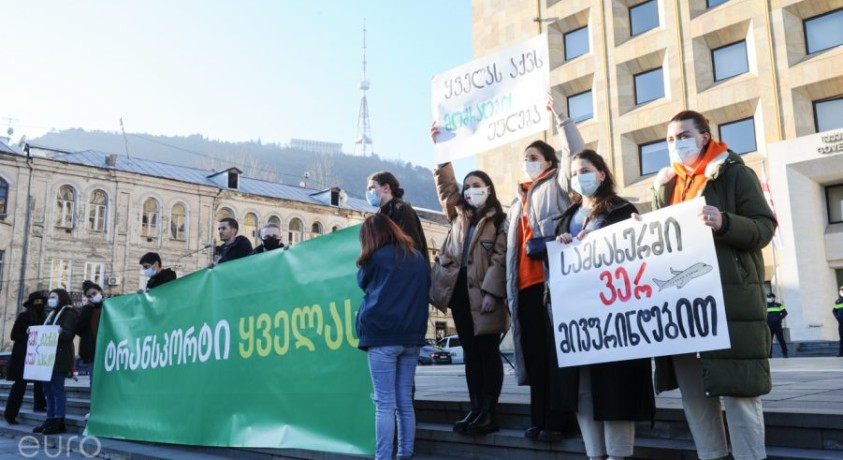 საზოგადოებრივი ტრანსპორტის აღდგენისა და კომენდანტის საათის გაუქმების მოთხოვნით, თბილისში ორი აქცია გაიმართა