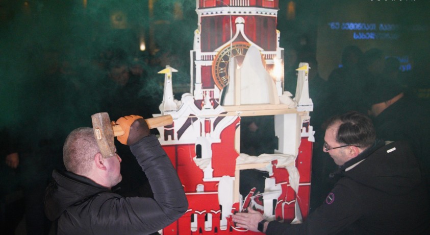 „თოვდა და თბილისს ებურა თალხი“ – აქცია მთავრობის ადმინისტრაციასთან