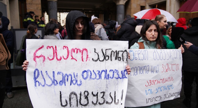 “არა რუსულ კანონს” – პარლმანეტთან „ხალხის ძალის“ კანონპროექტს აპროტესტებენ