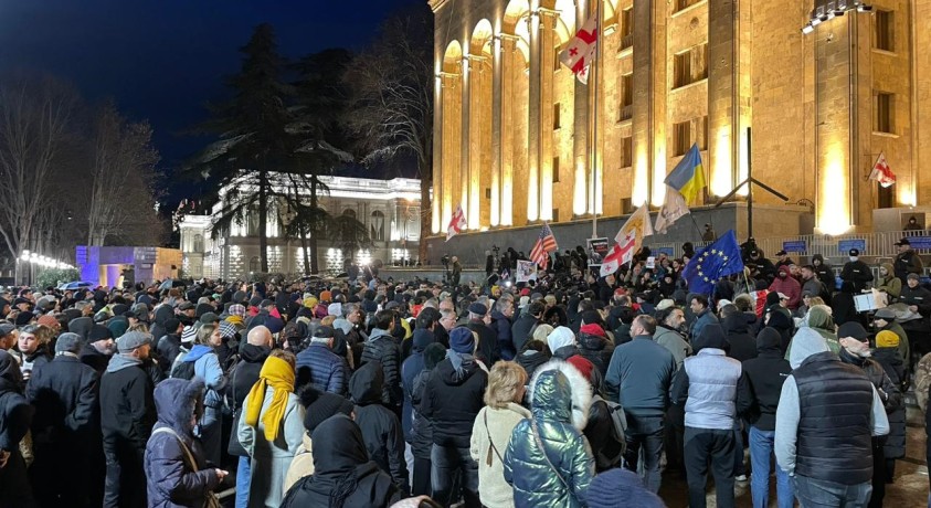 საპროტესტო აქცია პარლამენტის შენობასთან