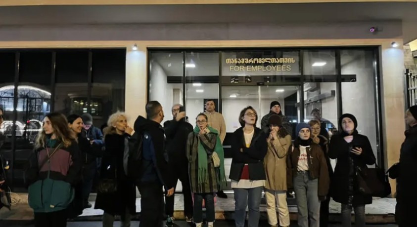 მედიის წარმომადგენლების პროტესტი შსს შენობასთან