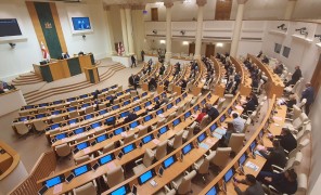 „უცხოური გავლენის აგენტი“ – კანონპროექტების განხილვა მომდევნო კვირას განახლდება