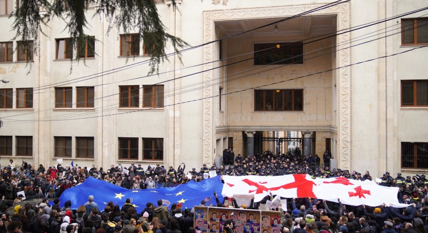 პარლამენტის შენობასთან საპროტესტო აქცია განახლდა