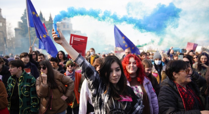 „არა რუსულ კანონს!“ – საპროტესტო აქცია პარლამენტის შენობასთან