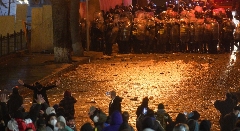 სპეცრაზმმა პარლამენტთან შეკრებილი აქციის მონაწილეების დაშლა დაიწყო