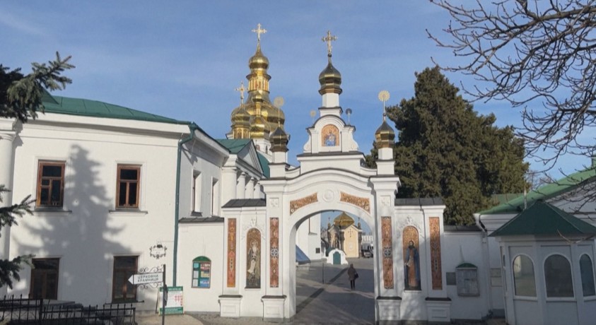 კიევის პეჩერის ლავრიდან ბერებს ასახლებენ