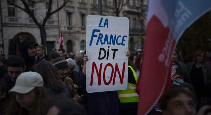 პარიზში პოლიციასთან შეტაკების შემდეგ ასზე მეტი დემონსტრანტი დააკავეს