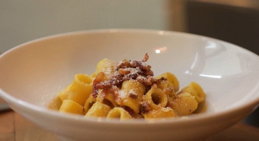 ისტორიკოსი ალბერტო გრანდი ამტკიცებს, რომ პასტა კარბონარა ამერიკული კერძია