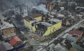 უკრაინელი ჯარისკაცები ბახმუტის მცხოვრებლებს ევაკუაციაში ეხამრებიან