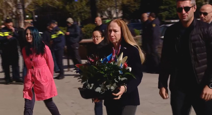 აშშ-ის ელჩი საქართველოში 9 აპრილის გმირთა მემორიალთან მივიდა