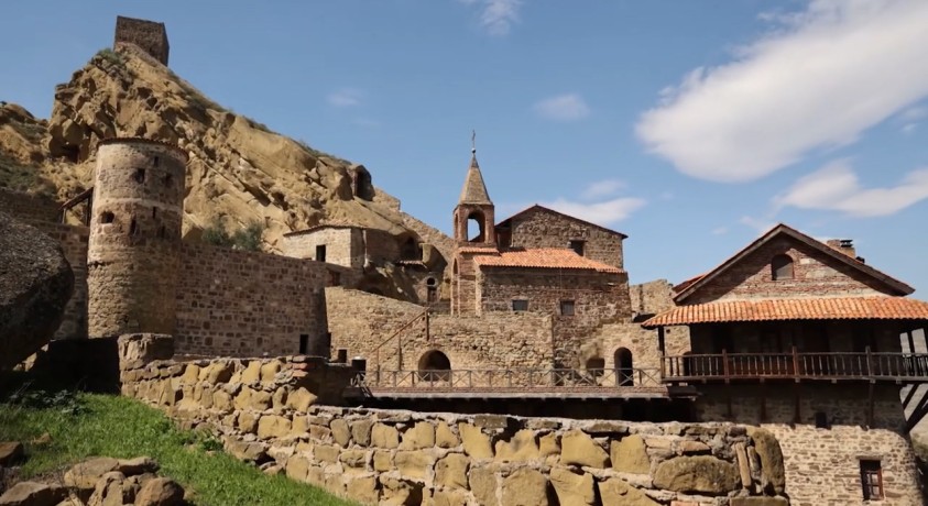 ღრუბლები მონასტრის თავზე